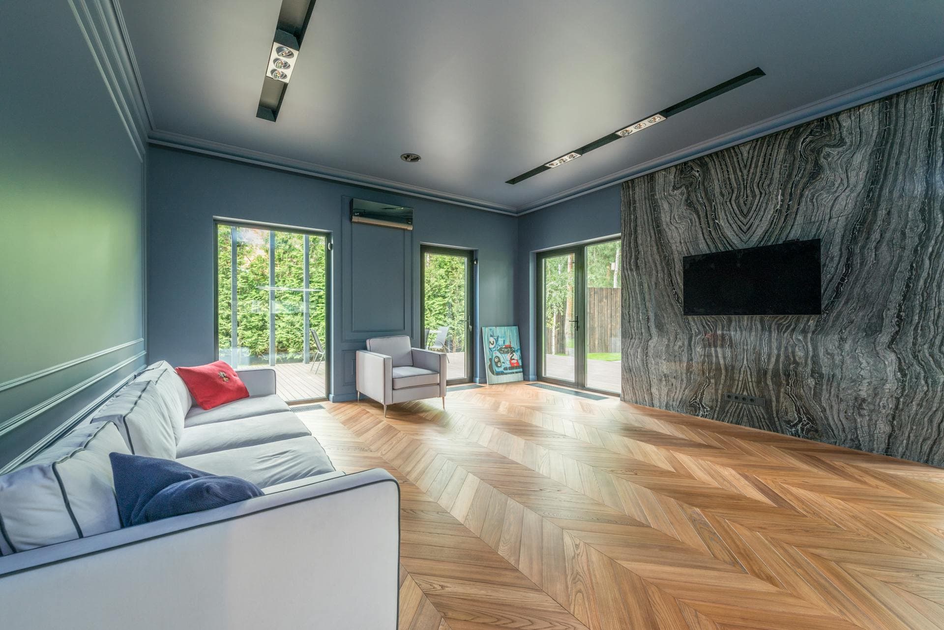 Modernes Esszimmer mit raumhohen Premium-Fenstern und Tageslicht